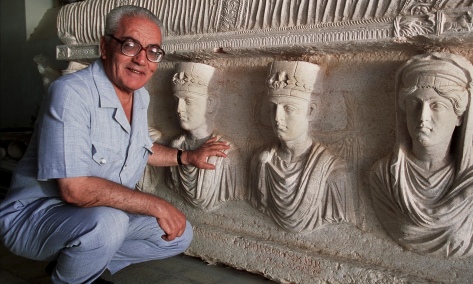 Khaled-al-Asaad-in-front-of-1st-c.-sarcophagus-in-Palmyra-in-2002.-Photo-by-Marc-Deville-Gamma-Rapho